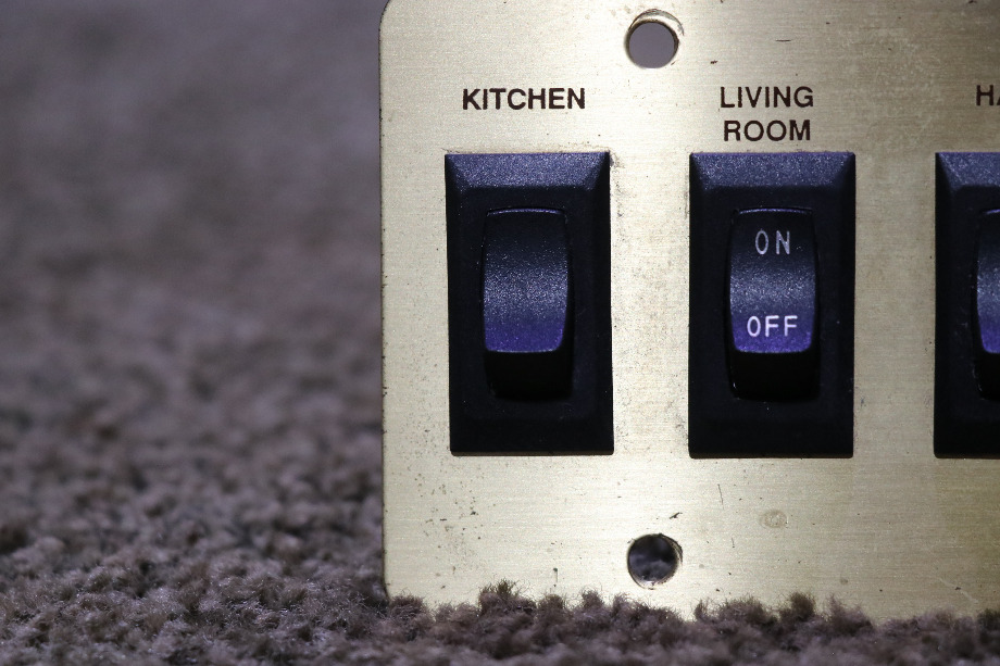 USED MOTORHOME KITCHEN / LIVING ROOM / HALL / DINETTE 4 SWITCH PANEL FOR SALE RV Components 